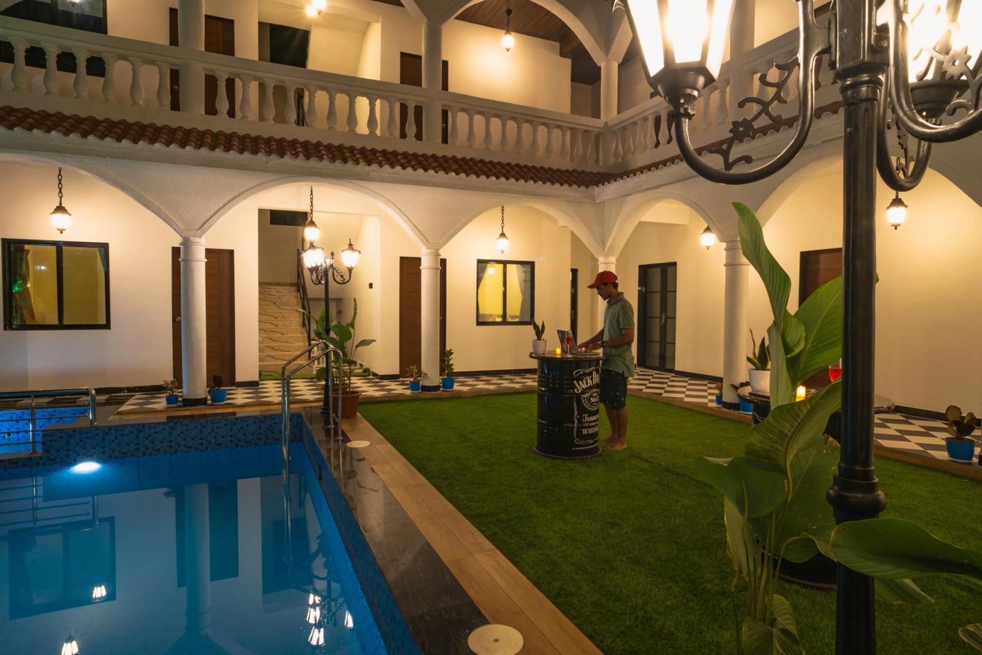 Sapphire Mansion Hotell Alībāg Exteriör bild